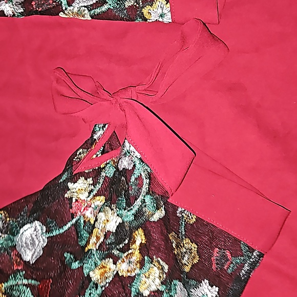 Beautiful blouse fits more like a 3x - Picture 3 of 4